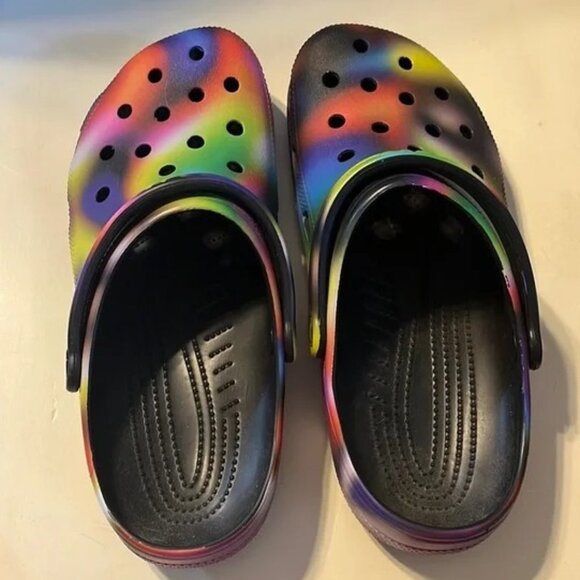 Crocs Tye Dye Women 12/Men 10 NWOT - Picture 1 of 3